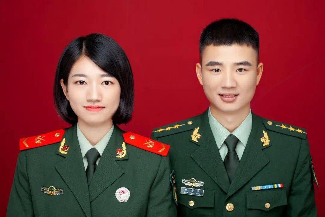 她的照片,就觉得这个姑娘气质颇佳,一双眼睛水汪汪,一身军装利落笔挺