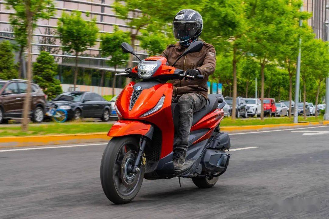 典雅运动两相融试驾比亚乔beverly400丨把玩