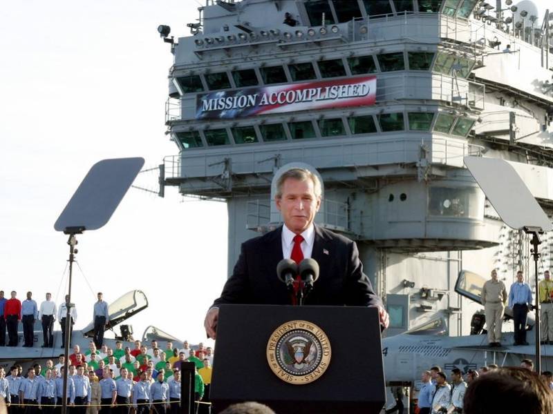 小布什于2003年发动伊拉克战争,迅速推翻了萨达姆·侯赛因政府,并转变