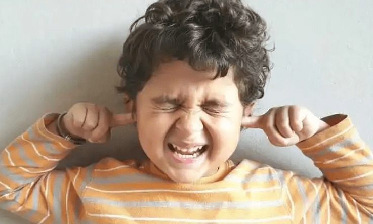 当孩子闹脾气时,不要第一时间和孩子讲道理,聪明人应该这样做