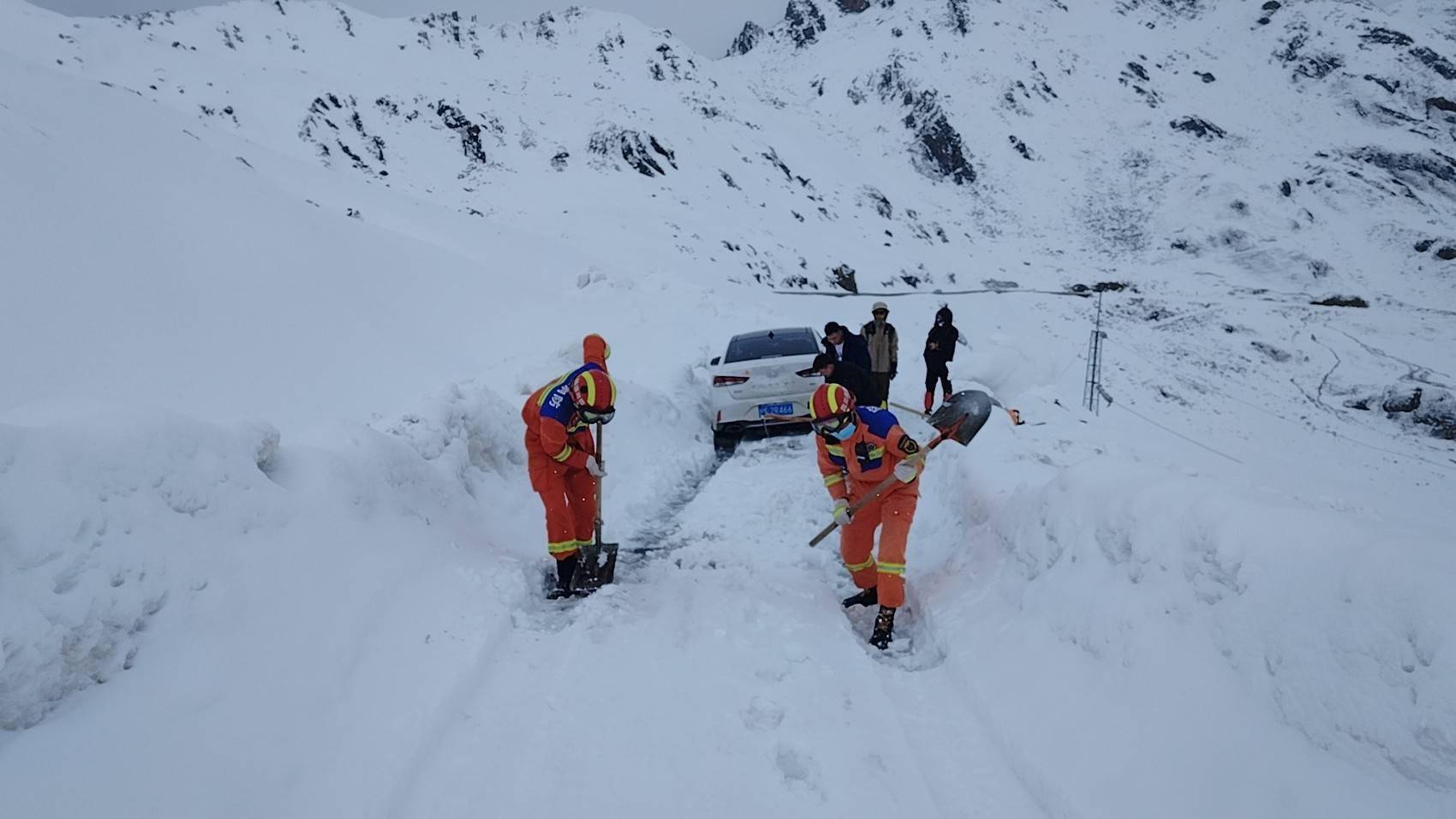4名游客被困海拔4800米雪山，阿坝消防快速救援