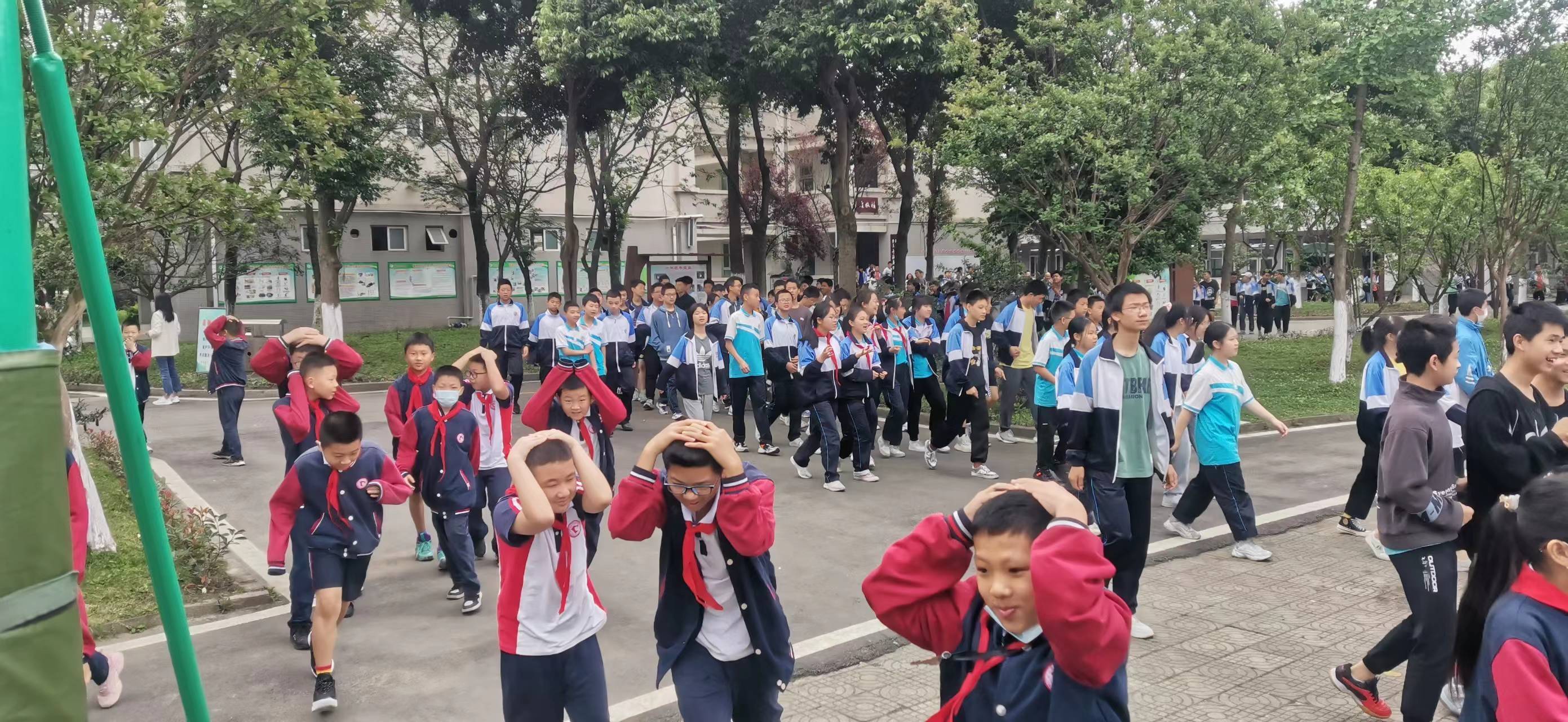 崇州市羊马镇羊马学校师生收到地震预警后疏散九派新闻记者 杨冰钰