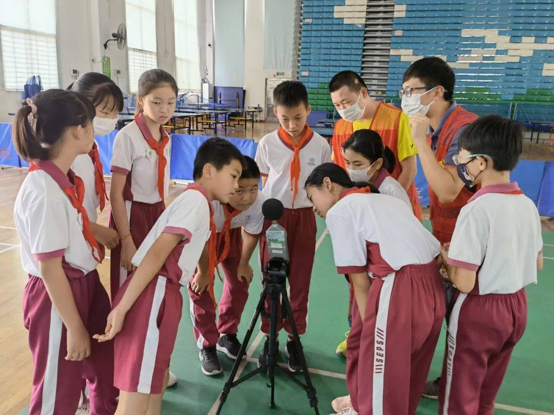 在随后展开的"传声筒——我是环保宣传员"游戏中,同学们5人一组,在