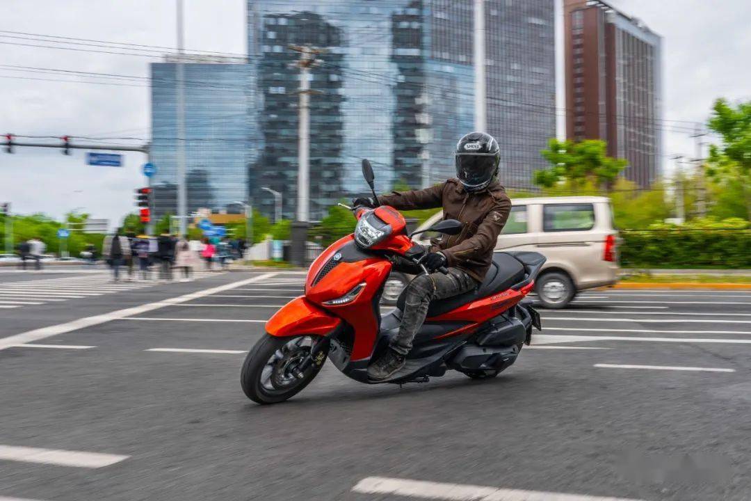 典雅运动两相融试驾比亚乔beverly400丨把玩