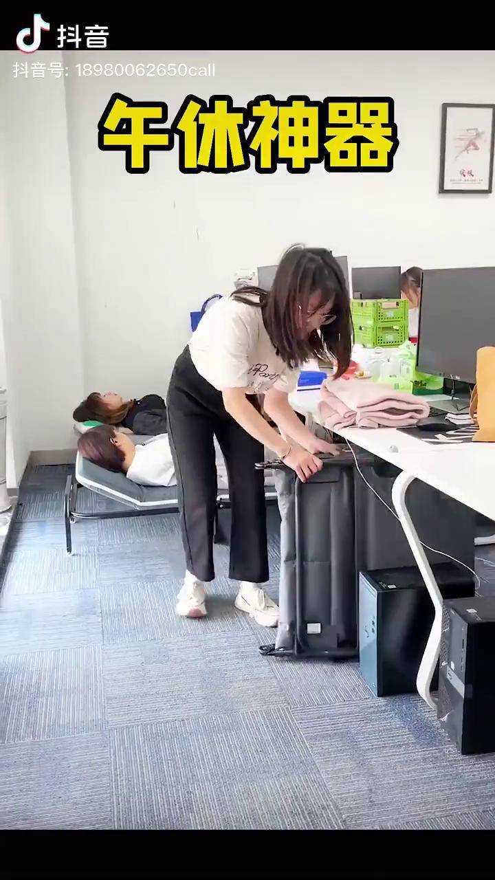 现在的员工,上班午休原来是这样的吗.办公室午休 折叠床_员工_折叠床