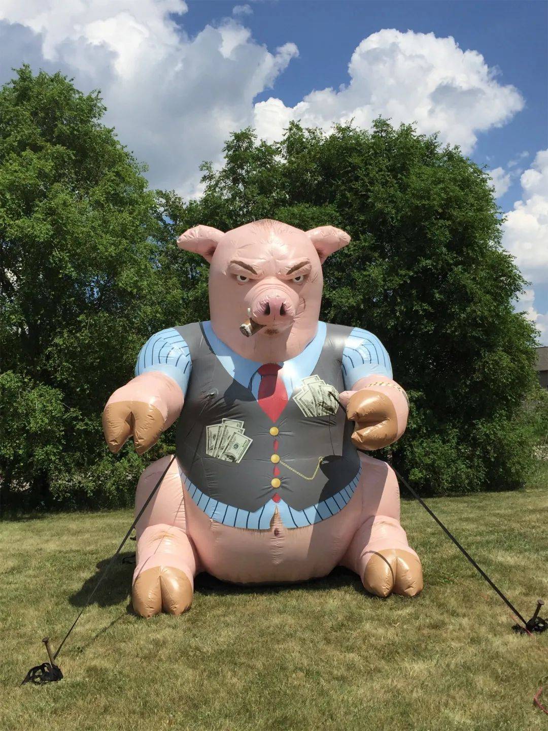 为什么美国街头总有充气大老鼠