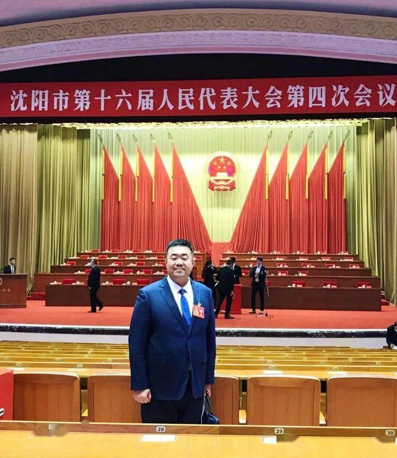 贴,豆浆,奶茶等物资,起五更爬半夜,送给坚守在一线的"盛京义勇"志愿者