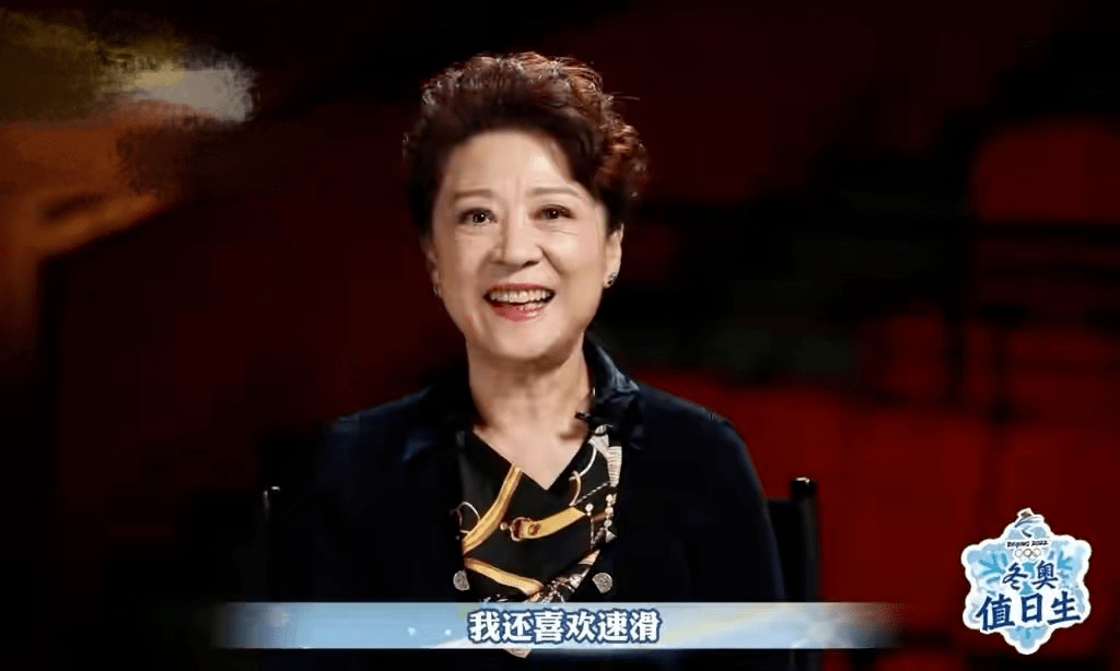 王馥荔72歲自然漂亮瓜子臉配紅捲髮氣質好皺紋明顯一點不老