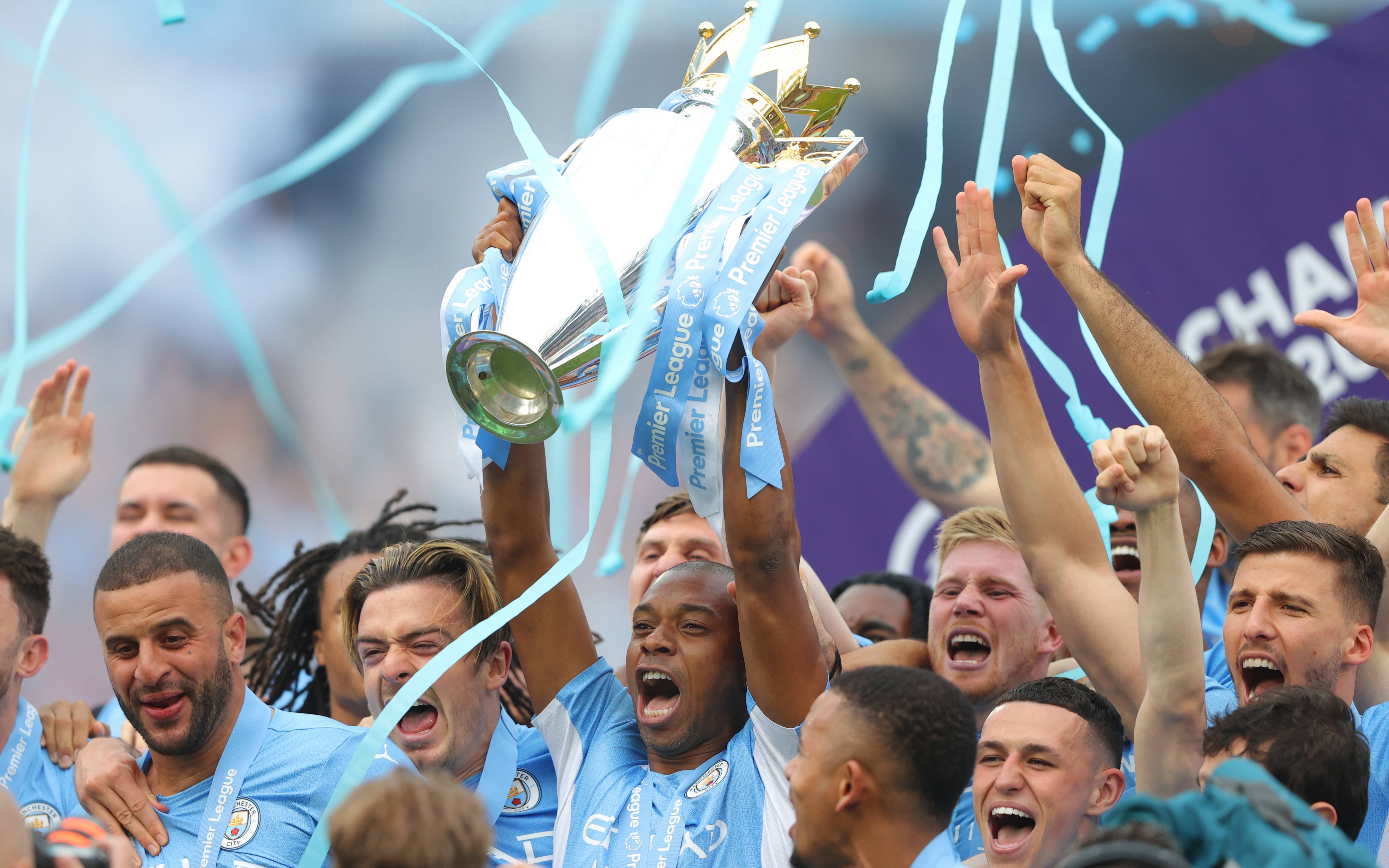 曼城众将庆祝英超夺冠.