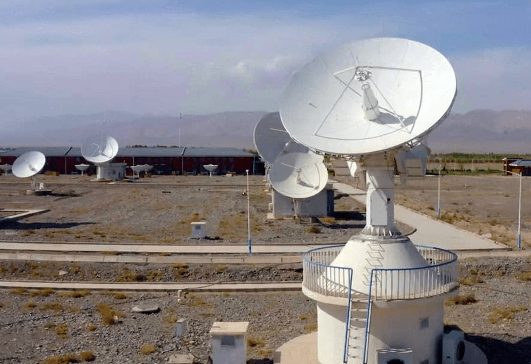 喀什地面站返回舱在落地后,利用北斗卫星的导航信号完成精准定位,再