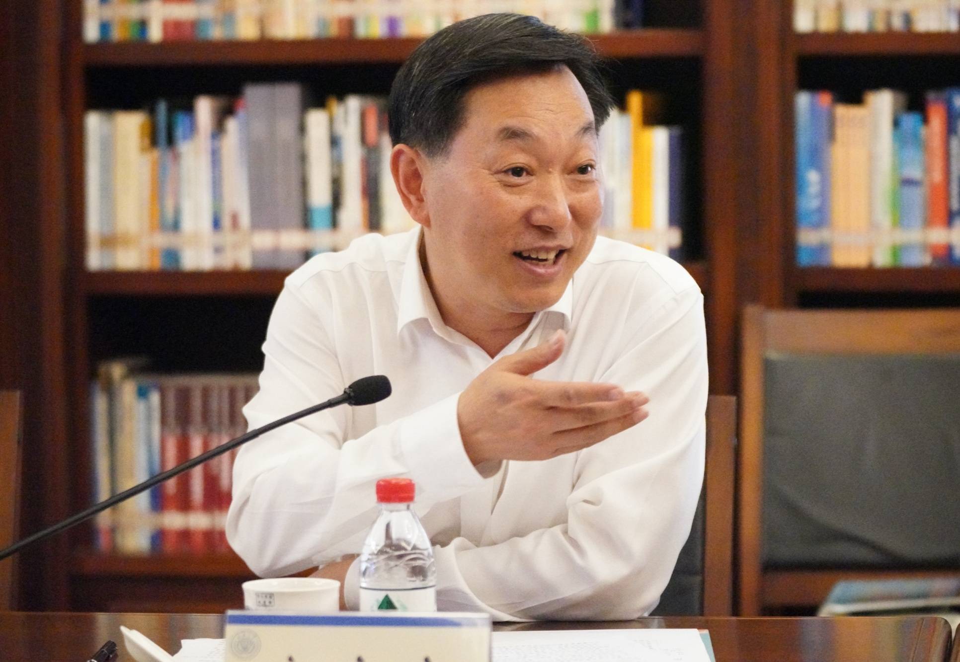 重庆一中党委书记,校长唐宏宇发表讲话(央广网发 重庆一中供图)赠书