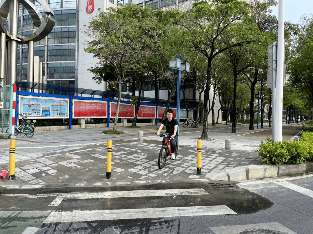 整改前扩大了人行道及自行车道三面坡魁奇路与岭南大道交汇处本次工程