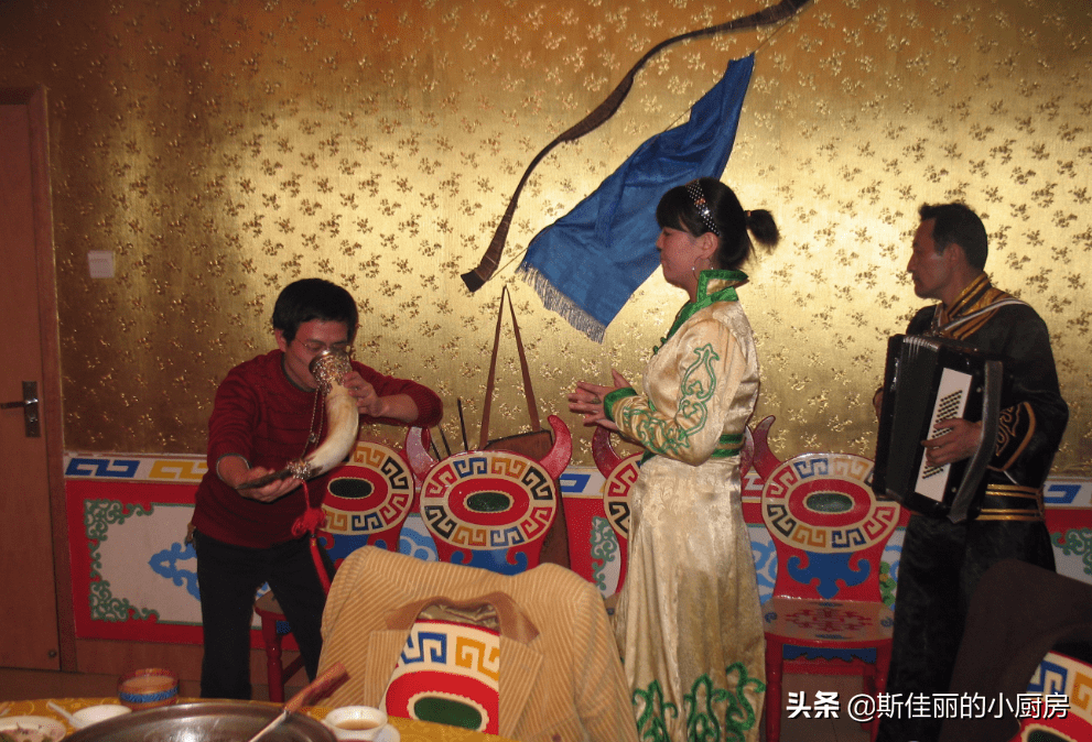 老丈人是东北的女婿是云南和内蒙古的三人喝酒谁能笑到最后