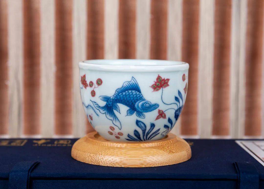 何谓青花釉里红？中国陶瓷博物馆的绝色主人杯，你也可以拥有！_手机搜狐网
