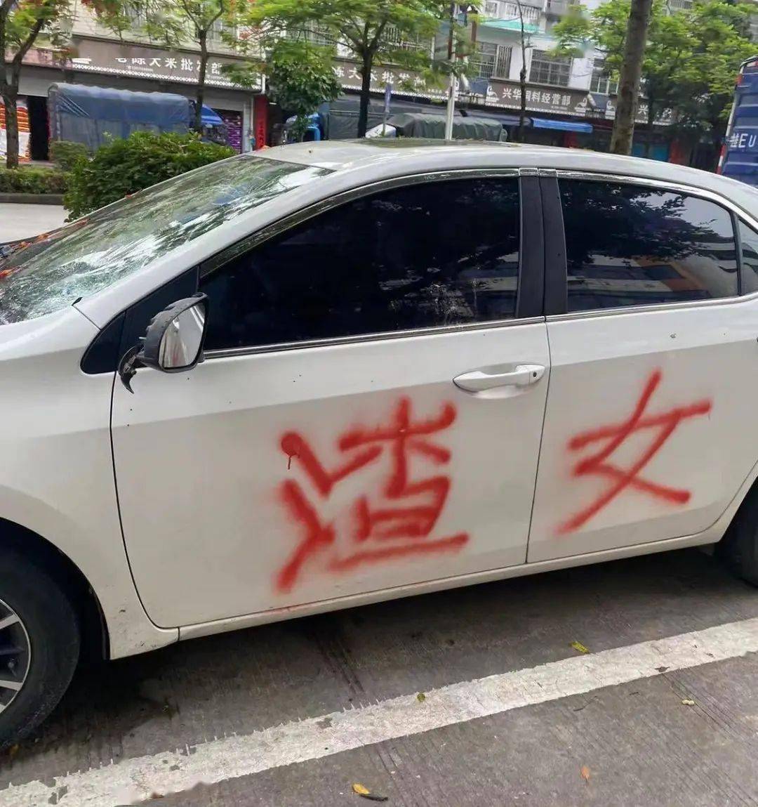 报复还是爱情纠纷合浦街边惊现一渣女汽车车玻璃被砸