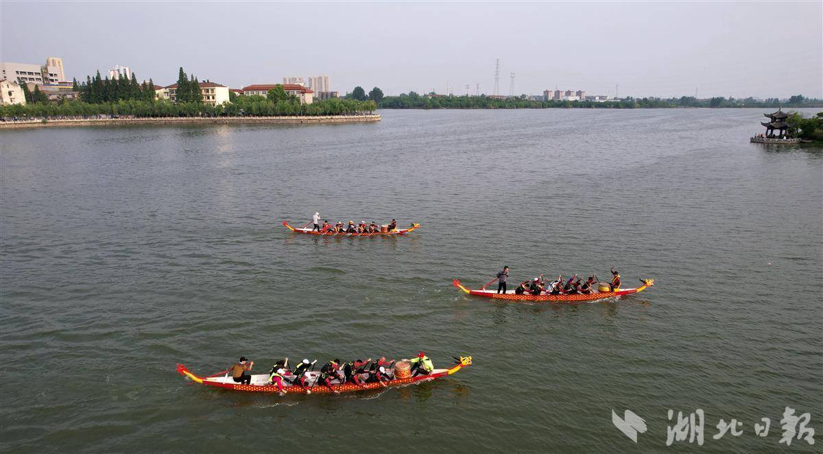 宜城:鲤鱼湖中赛龙舟_襄阳市_湖北省_郑新涛