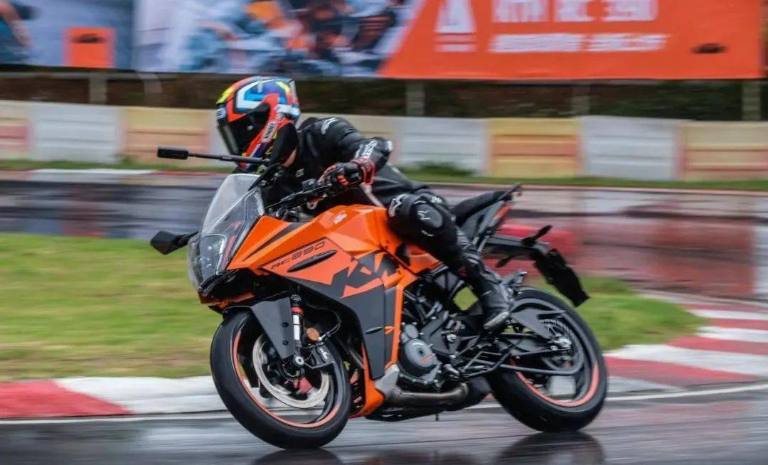 丑怪的剑盾脸2022款ktmrc390中国台湾上市搭载弯道abs循迹系统和阻尼