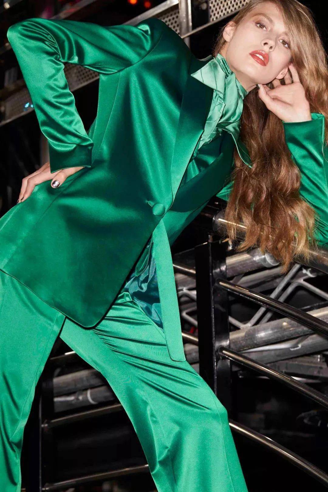 软装色彩灰蒙绿静谧绿