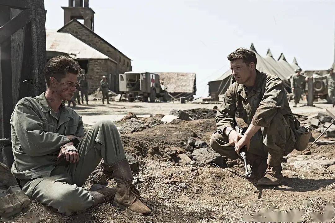 刚好是基督教的安息日,在第二天再次进攻钢锯岭的时候,所有人都把他当