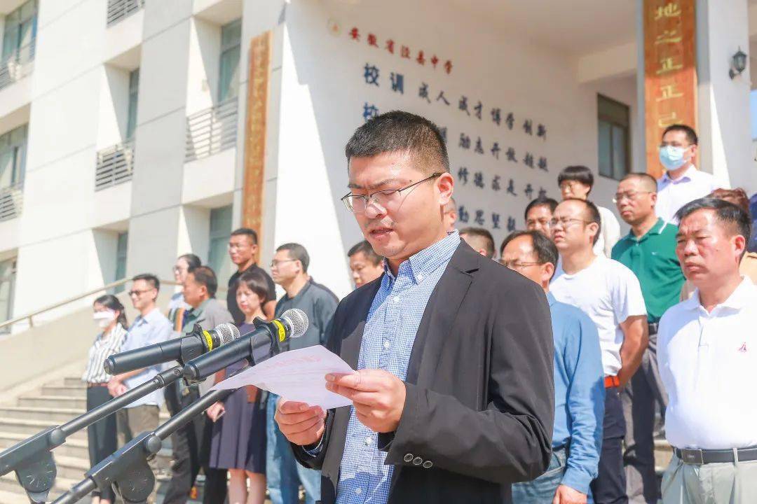 宣读表彰文件冉冉豪情激荡于心胸泾县中学全体师生神情庄严五星红旗