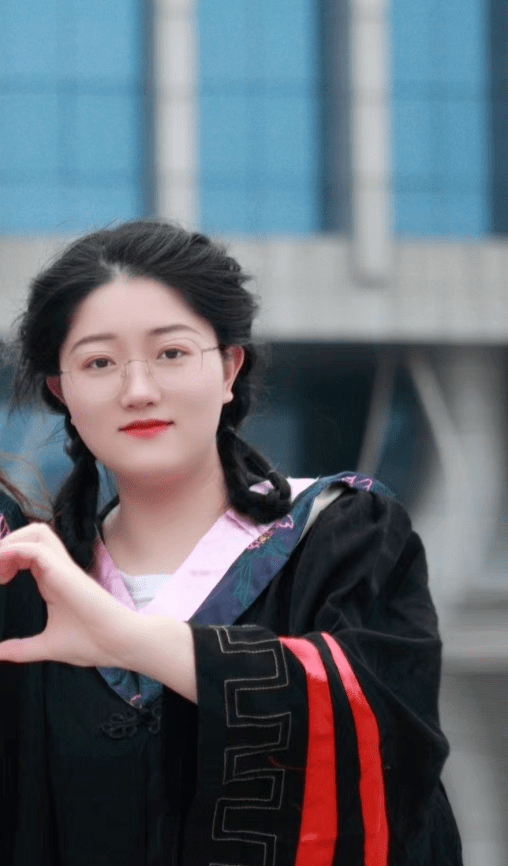 2——2018金融学 郑钰杰这四年的大学生活里,我们学会了从思考中确立