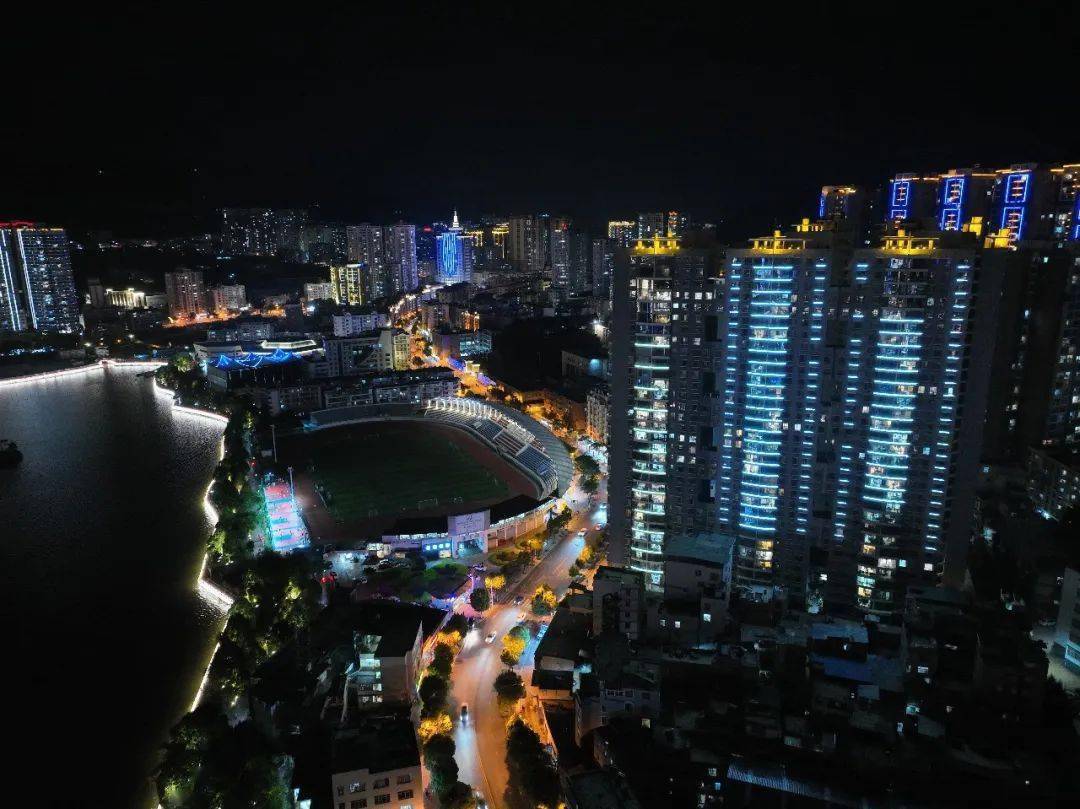 个旧的夜景很美背后的掌灯人更美