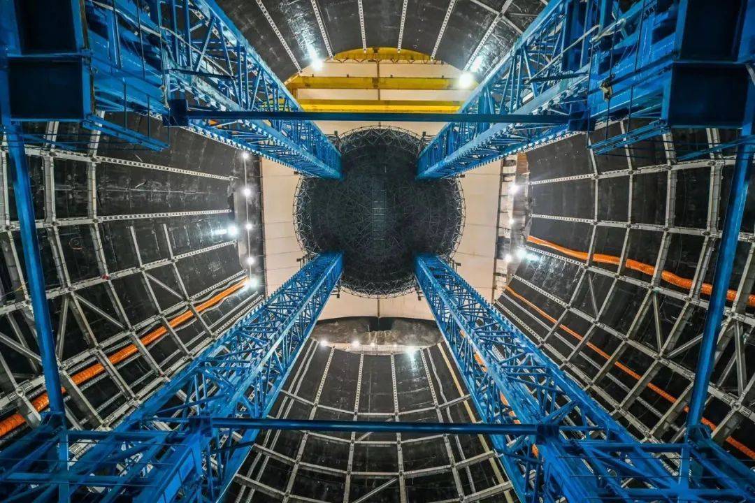 地下700米！江门中微子实验巨型“变形金刚塔”已建成