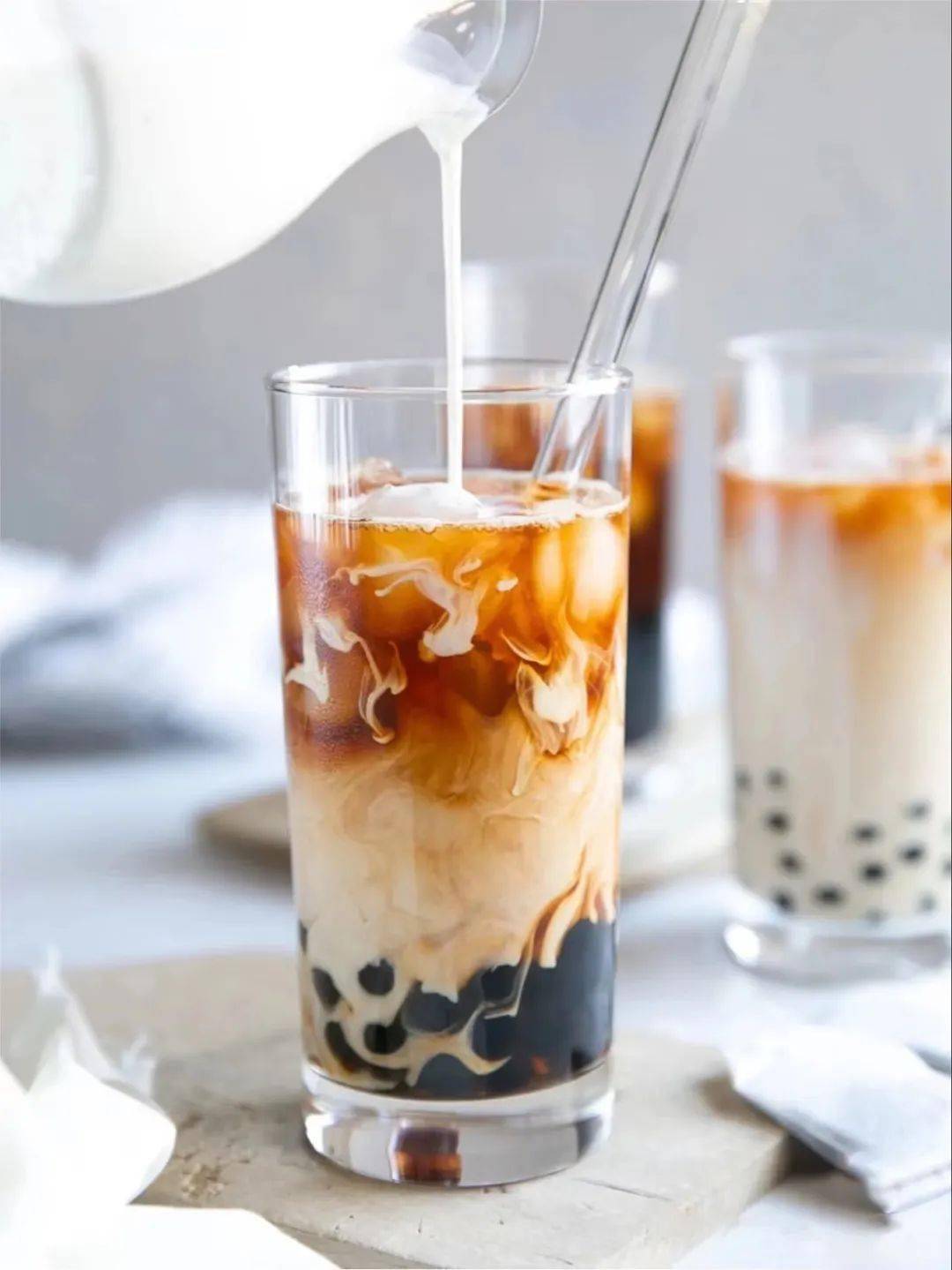 我的奶茶启蒙是步行街上小亭子里的"金棕榈",那时的珍珠奶茶,粗大的