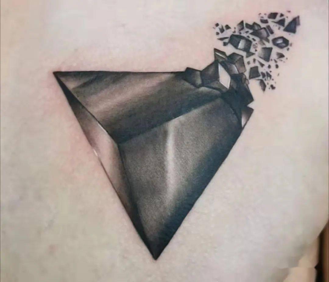古埃及的金字塔纹身_胡夫_三角形_数字