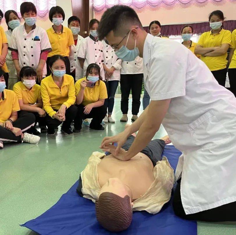 心肺复苏急救法培训走进幼儿园_操作_教职人员_进行