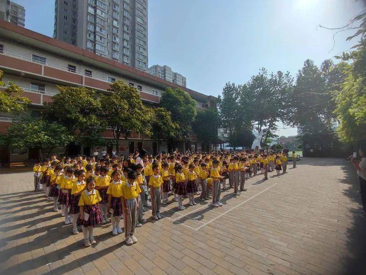 红领巾心向党西安市东元路学校开展一年级分批入队大闯关活动