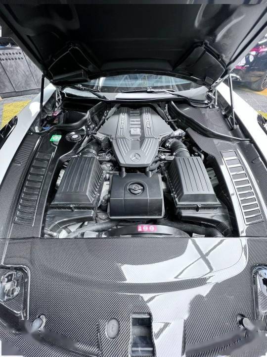 6万公里的里程数,发动机舱里面的碳纤维护板都锃光瓦亮.