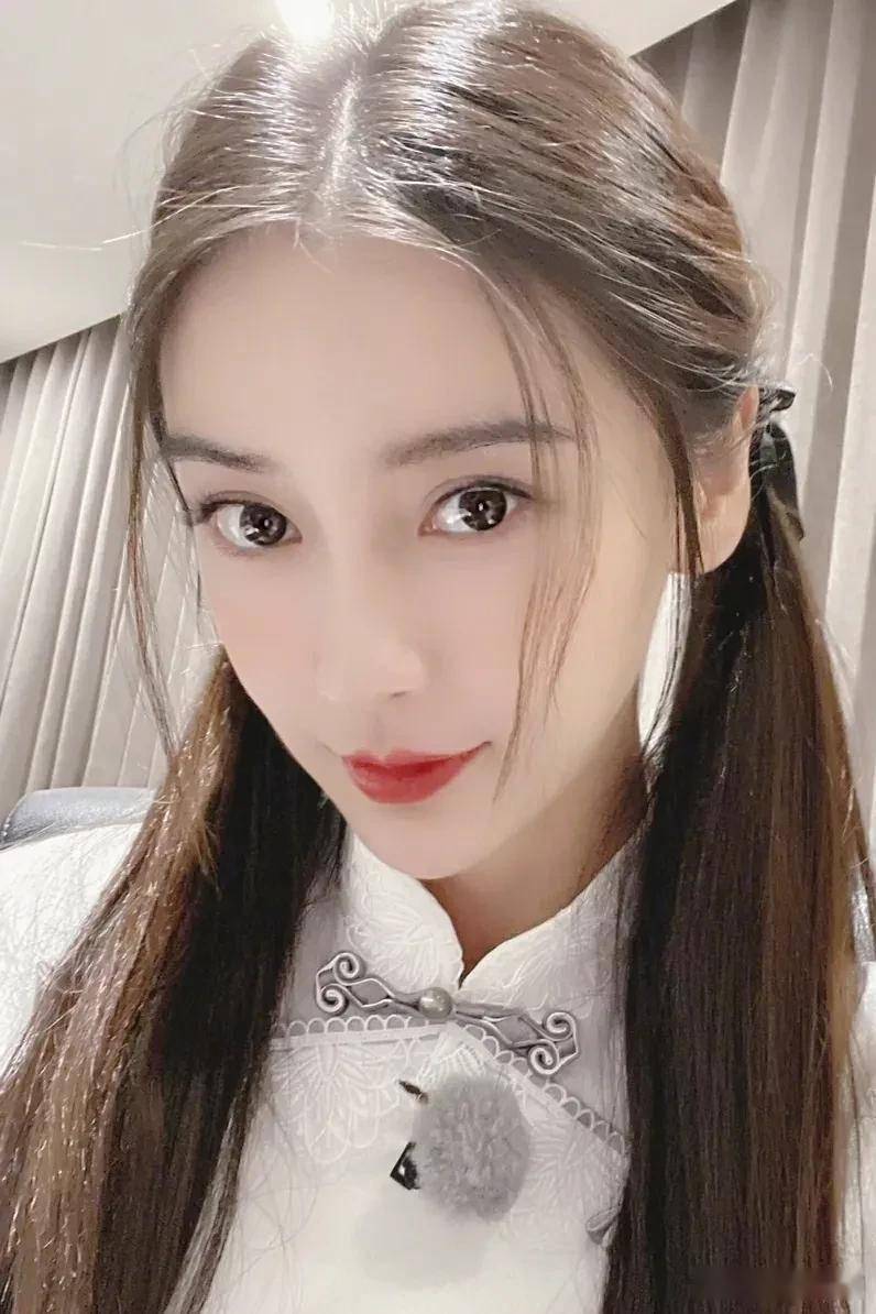 杨颖五官精致卡姿兰大眼睛