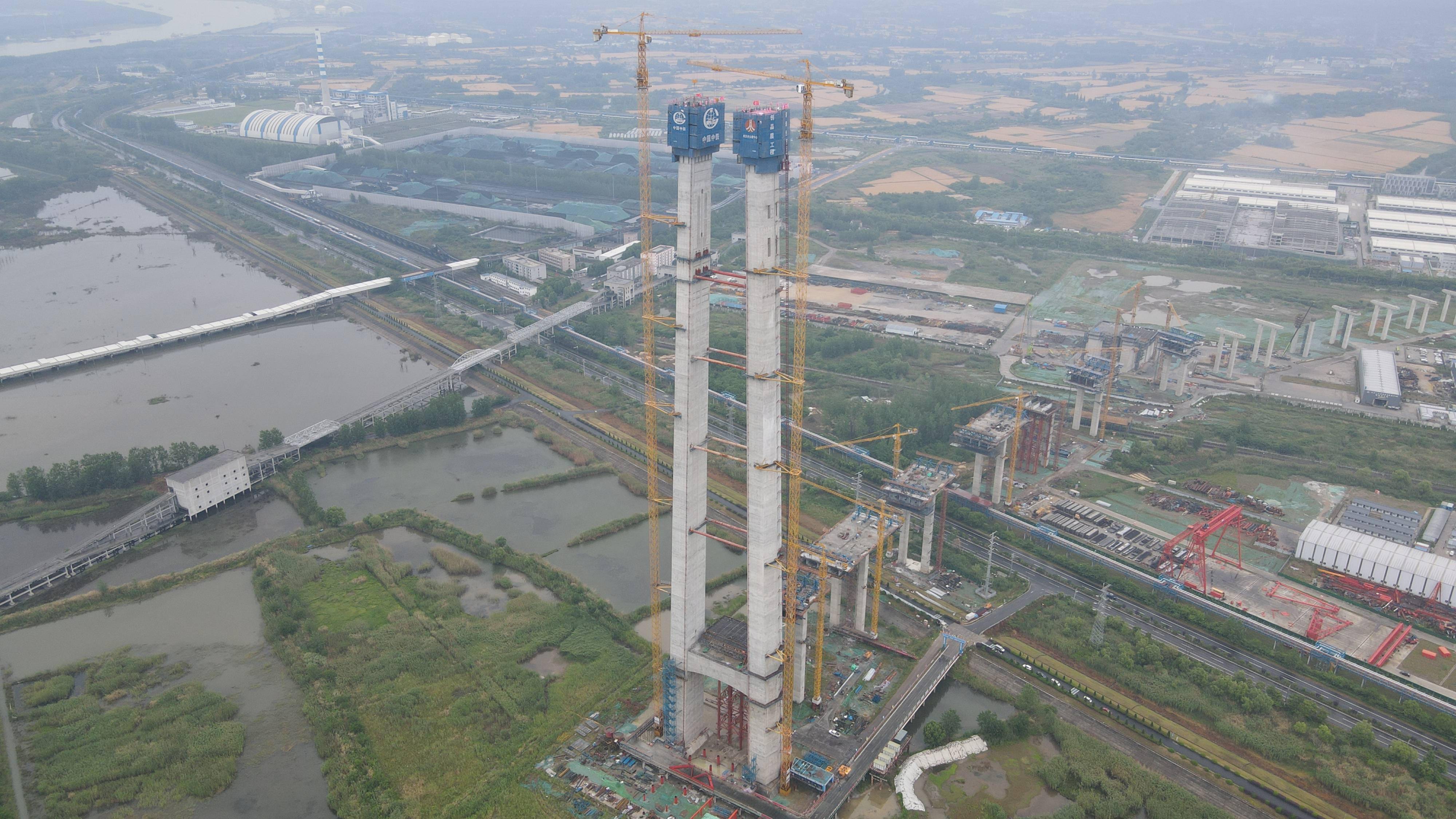 国内在建最大跨度单层悬索桥南京仙新路过江通道主塔封顶