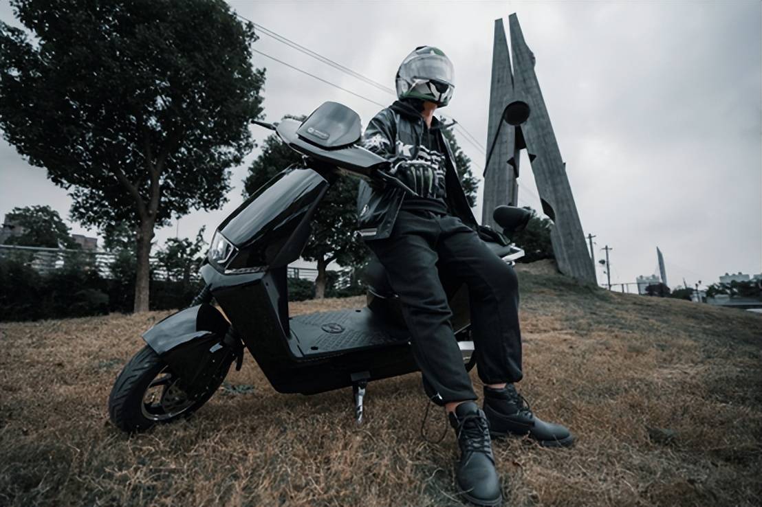 新日超能跑系列gf6年轻人的出街潮态度