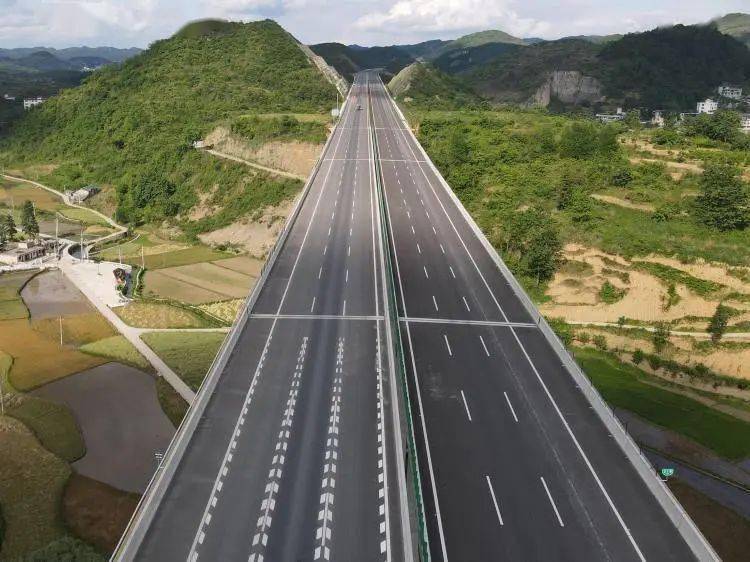据了解,贵阳至黄平高速公路按国家有关规定设置9个匝道收费站,黄平县