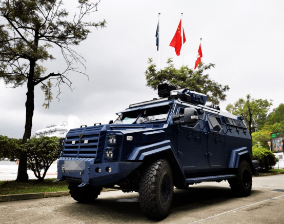 "东网"称,香港警队第4代装甲车为内地警方也在使用"剑齿虎"装甲车;据