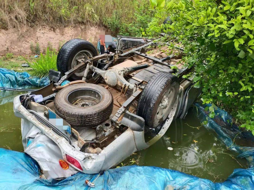 保山皮卡车行驶途中爆胎,多次翻滚冲出路面,四轮朝天,幸好