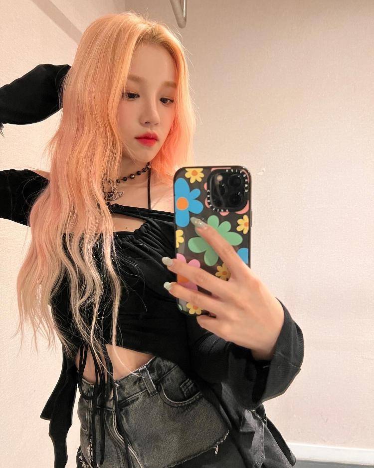 宋雨琦晒粉发自拍 个性上衣配短裙又甜又辣_弟弟_社交_黑色