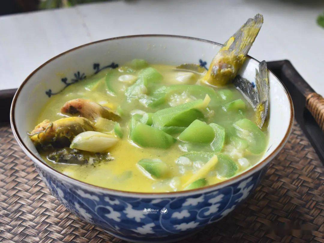 它被称为美人水 聪明的女人用它和鱼煮汤 鲜美又营养 越吃越美 丝瓜 汤水 鱼汤