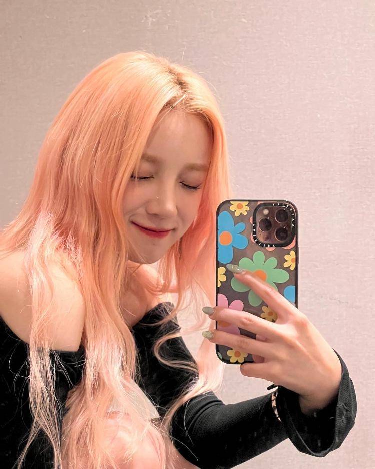 宋雨琦晒粉发自拍个性上衣配短裙又甜又辣