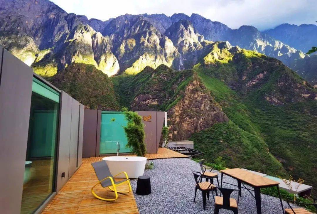 从酒店形态来说,有当前最火爆的房车野奢营地,户外营地酒店,有适合