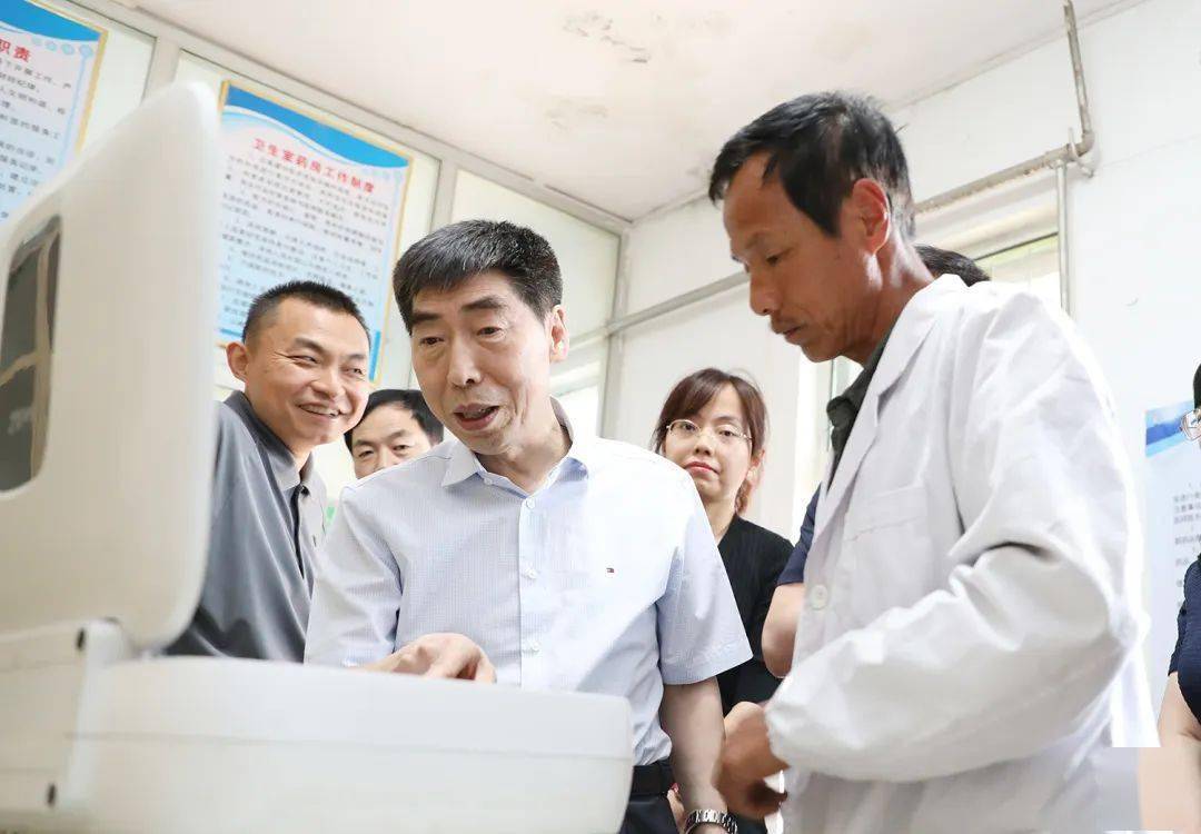 县委书记王林波,县委常委,副县长王文娟,县医疗集团院长王晓波等参加