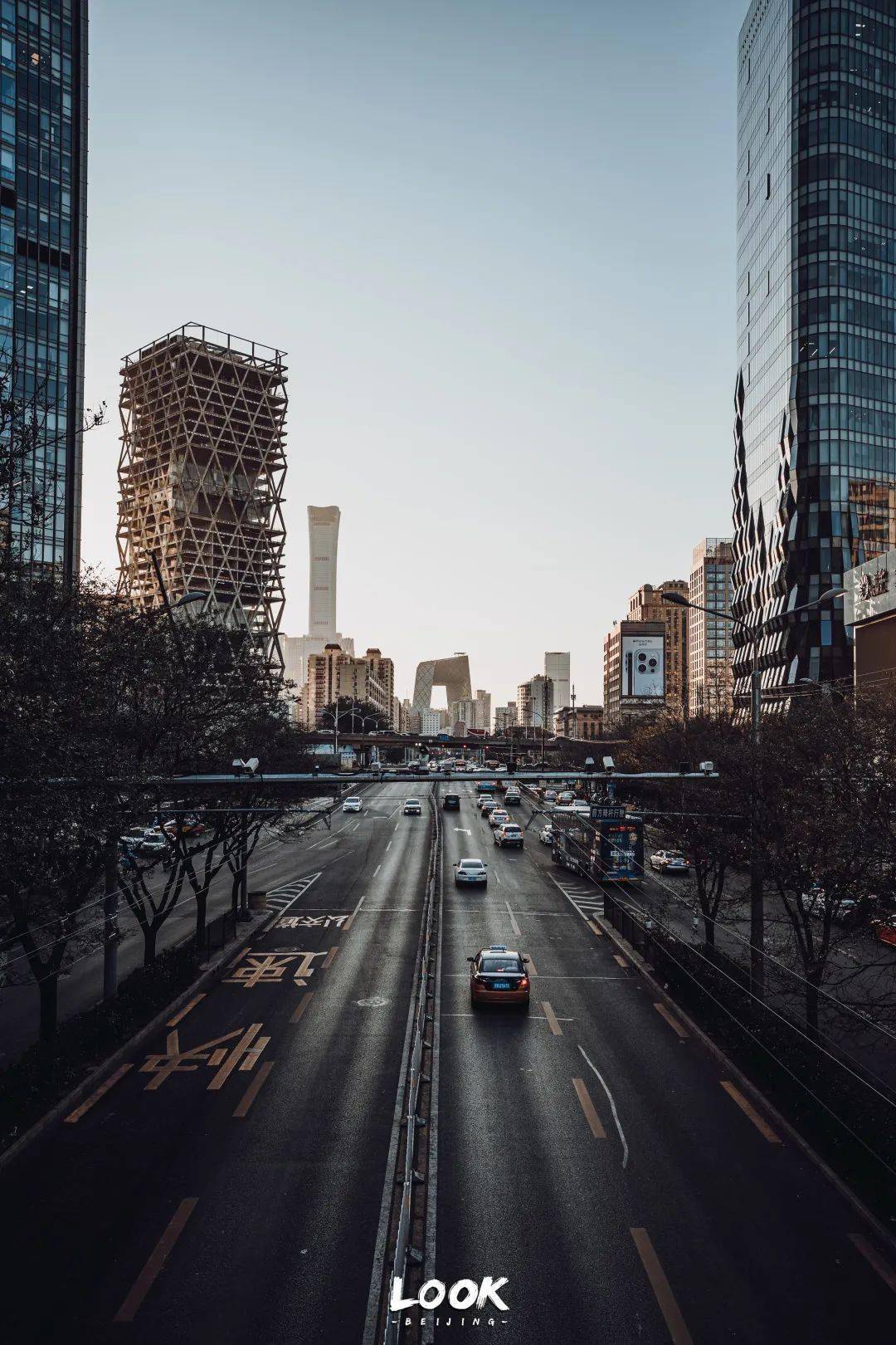 街道的灯光熄灭暗色的背景板慢慢变亮整个城市也开始苏醒