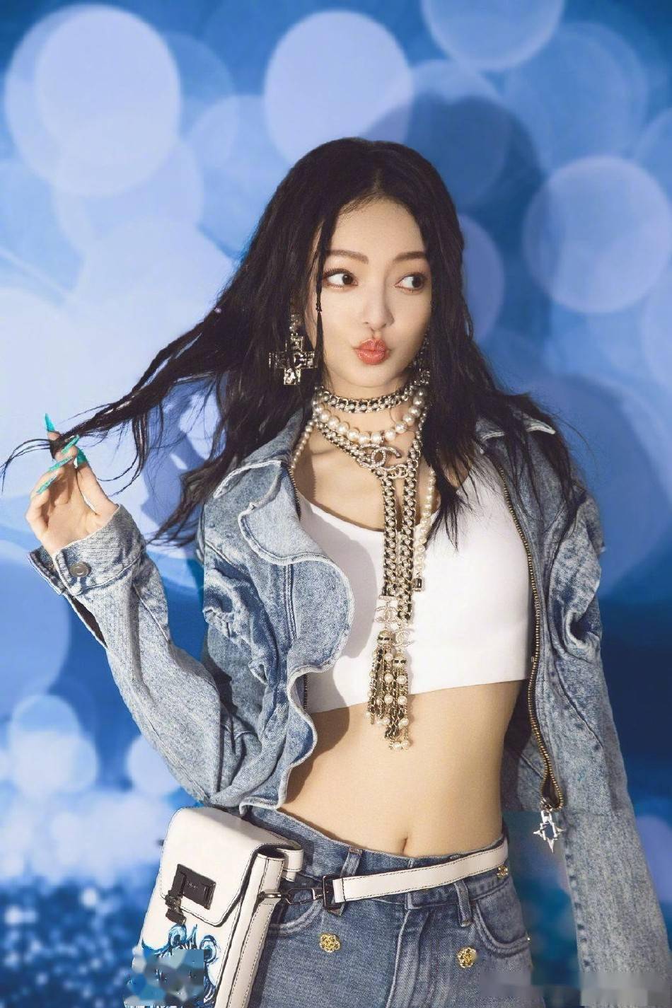 张韶涵天赐的声音朋克风剧照酷飒亮色美甲个性十足