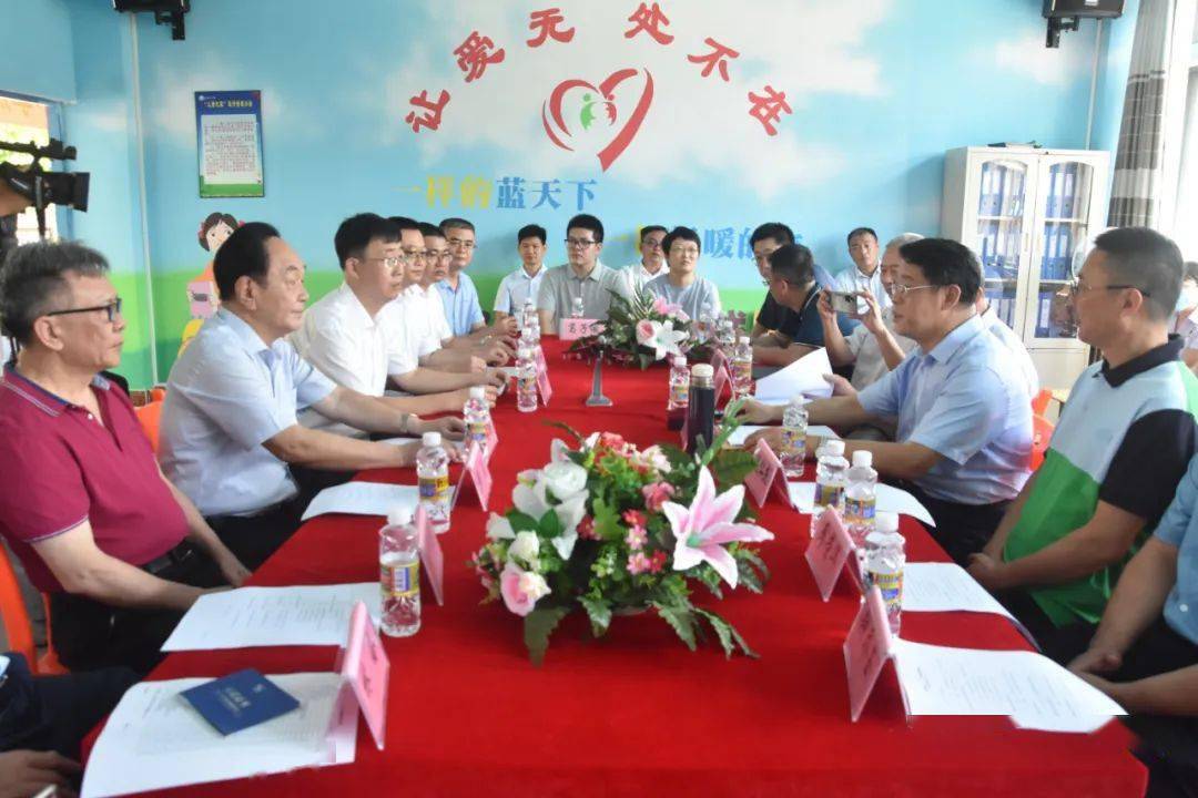 培育爱国情共筑航天梦文昌市航天小学获赠34件航天航空模型