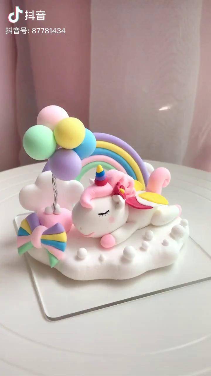 不想拥有一只可爱的小白马呢快来动手一起玩粘土吧粘土作品彩虹独角兽