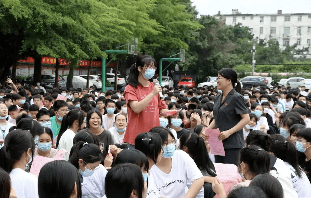 普法志愿团在灵山县灵城第一中学开展"模拟法庭进校园"专题普法活动