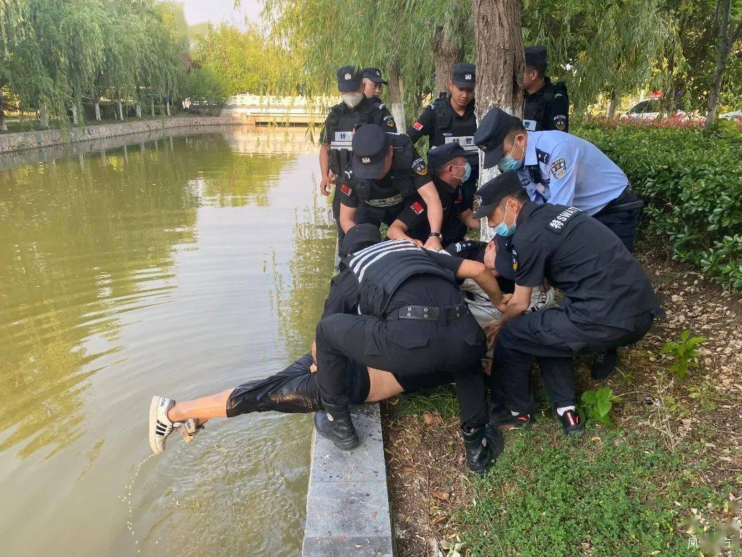 有人跳河了,快来救人.凤阳民警特警合力救援_fybst_男子_轻生