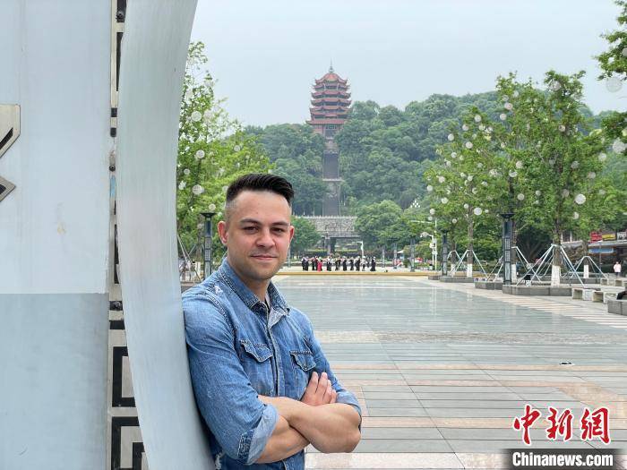 英国小伙Mike：计划来中国旅行6个月结果住了8年，这里有我向往的生活